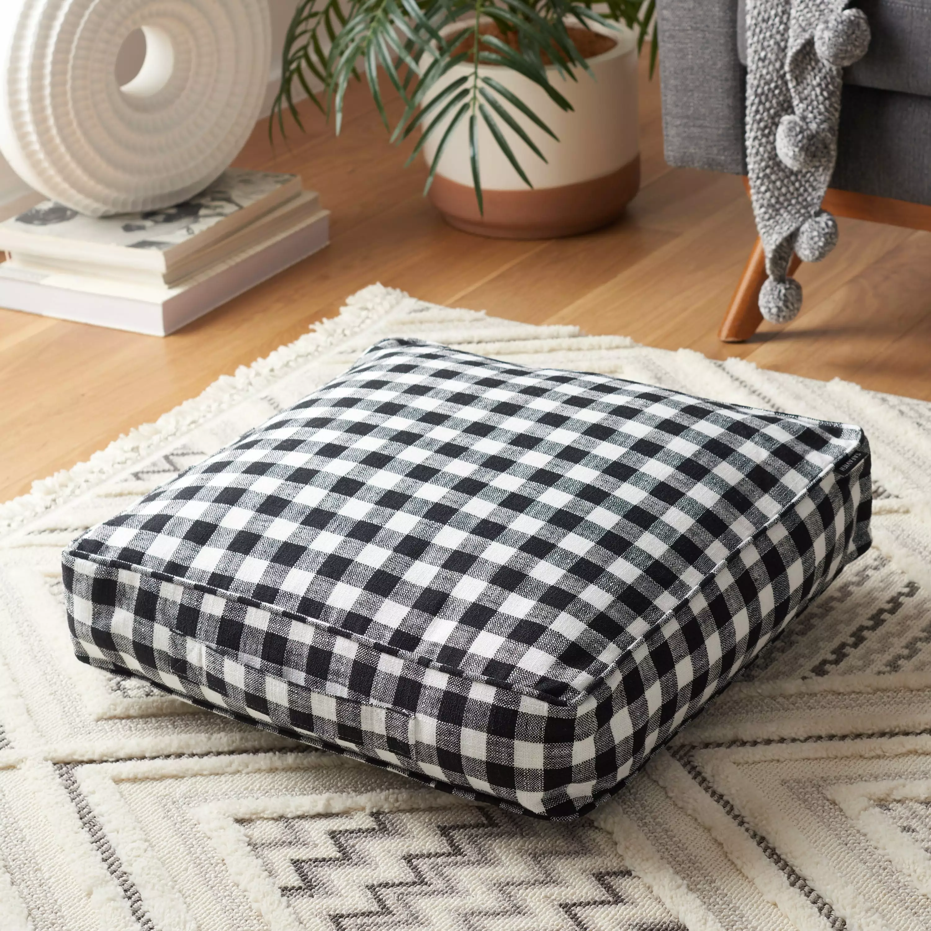 SAFAVIEH Nonnie Plaid Floor Pillow 22 x 22 Inches Black White Modern Home Decor Accent Cushion