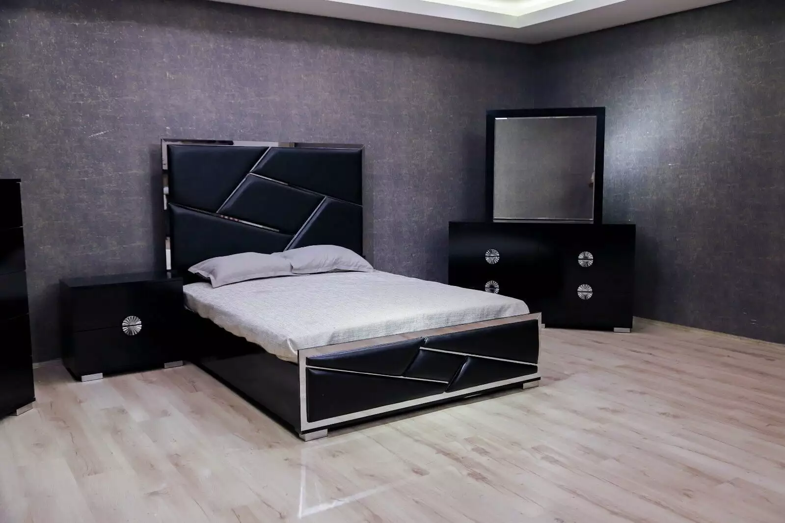 Modern 5pc Black King Size Bedroom Set Padded Headboard Mirrored Accents Dresser Mirror and Nightstand Esofastore