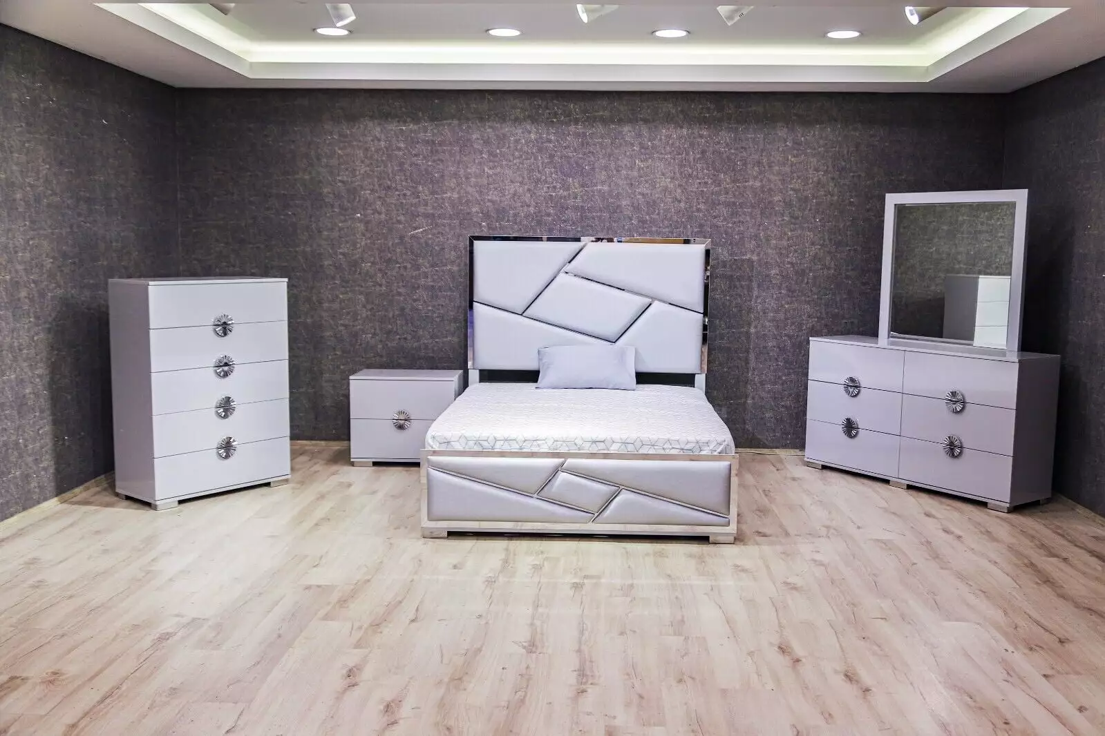 Modern 5pc Gray King Size Bedroom Set Padded Headboard Mirrored Accents Dresser Mirror and Nightstand Esofastore